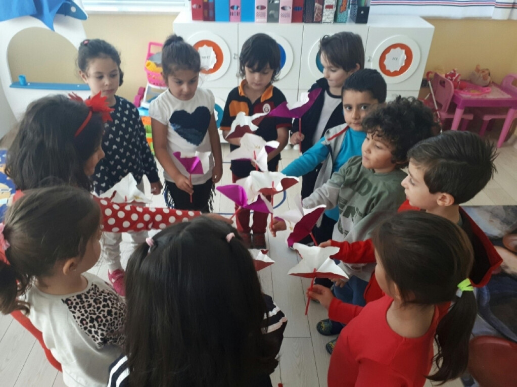 Minik Gönüllerden Çiçekler | İstanbul Pendik İlkokulu ve Ortaokul...
