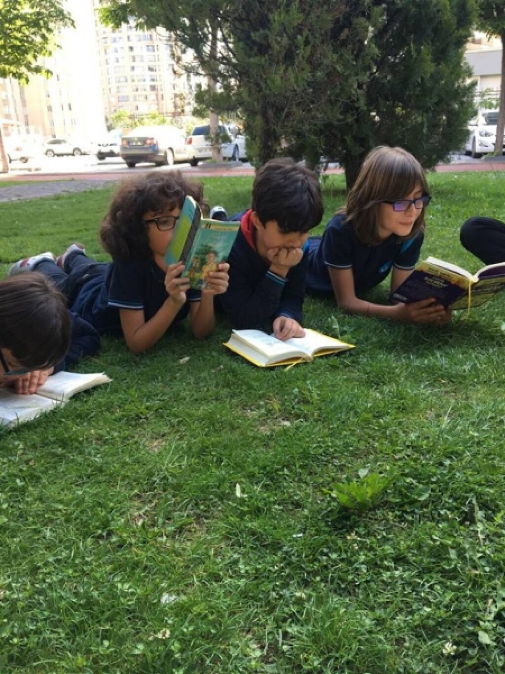 Öğrencilerimiz Doğayla İç İçe Kitap Okumanın Keyfini Çıkarttılar....